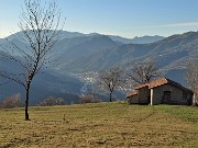 95 Scendiamo di baita in baita sostando ogni tanto ad ammirare il panorama